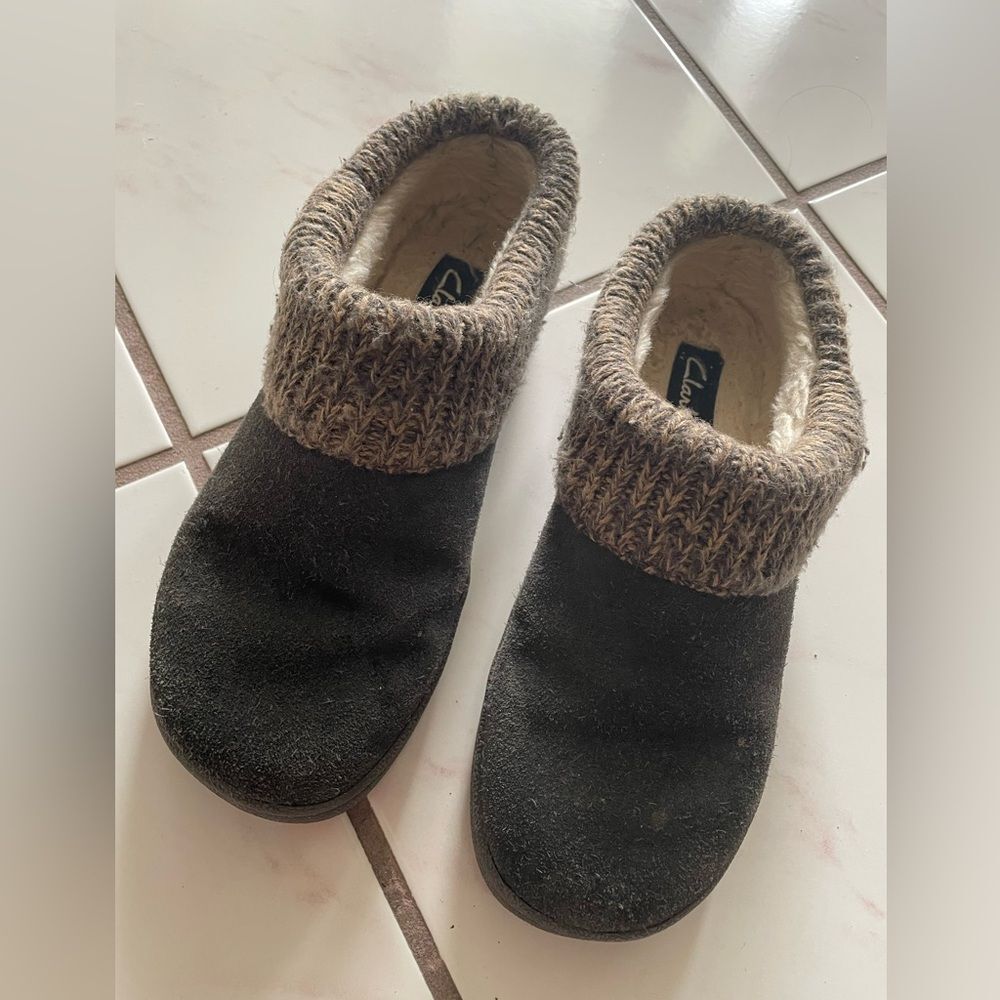 Clarks Women's Knit Scuff Slippers Brown Suede sweater knit 8 (Fair Condition)